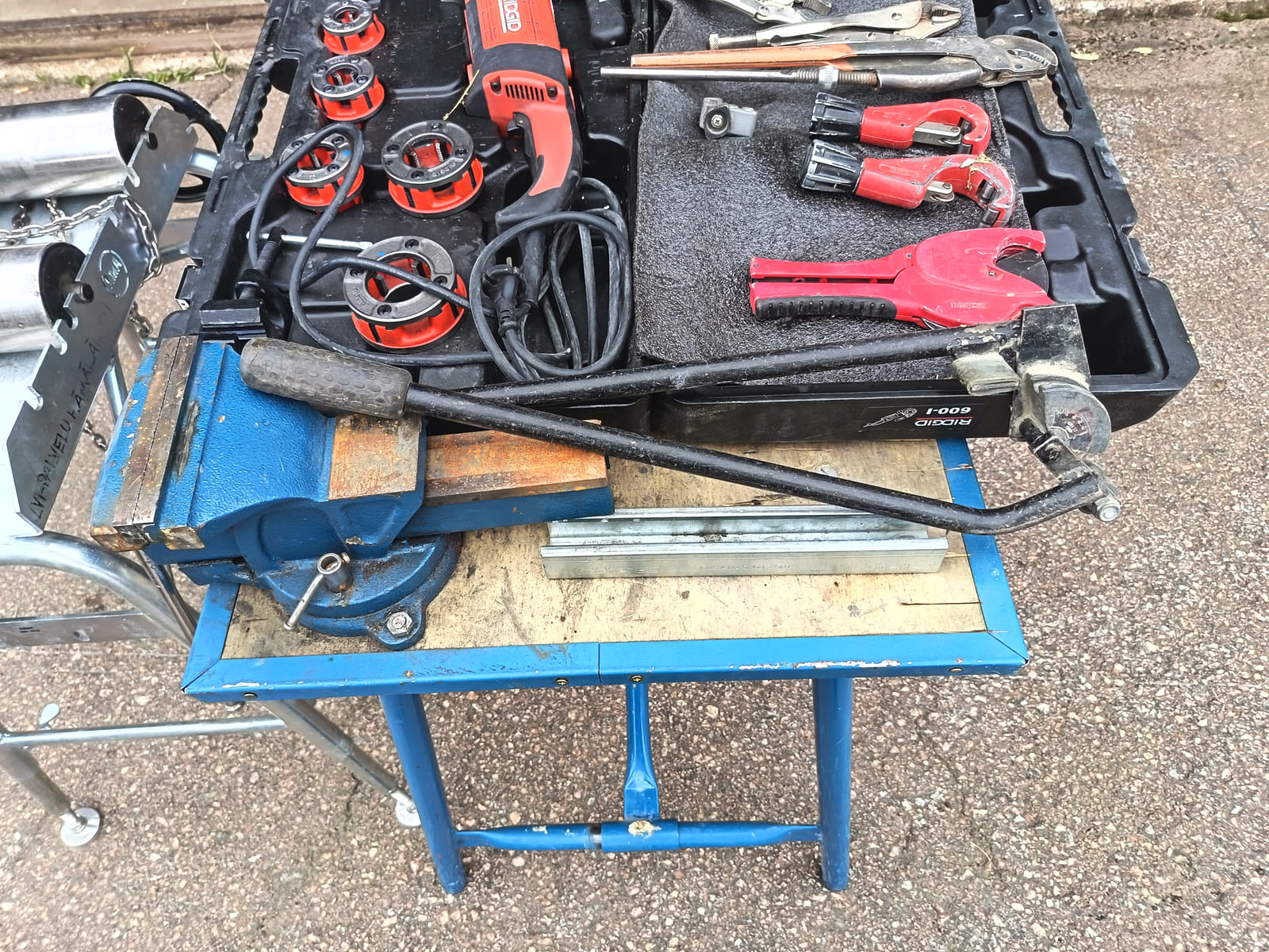 RIDGID 600-I kierrekone, putkityökalut ja AMA putkihitsausteline – konkurssihuutokauppa – LVI-Palvelu Hämäläinen Oy (3358928-8) konkurssipesä