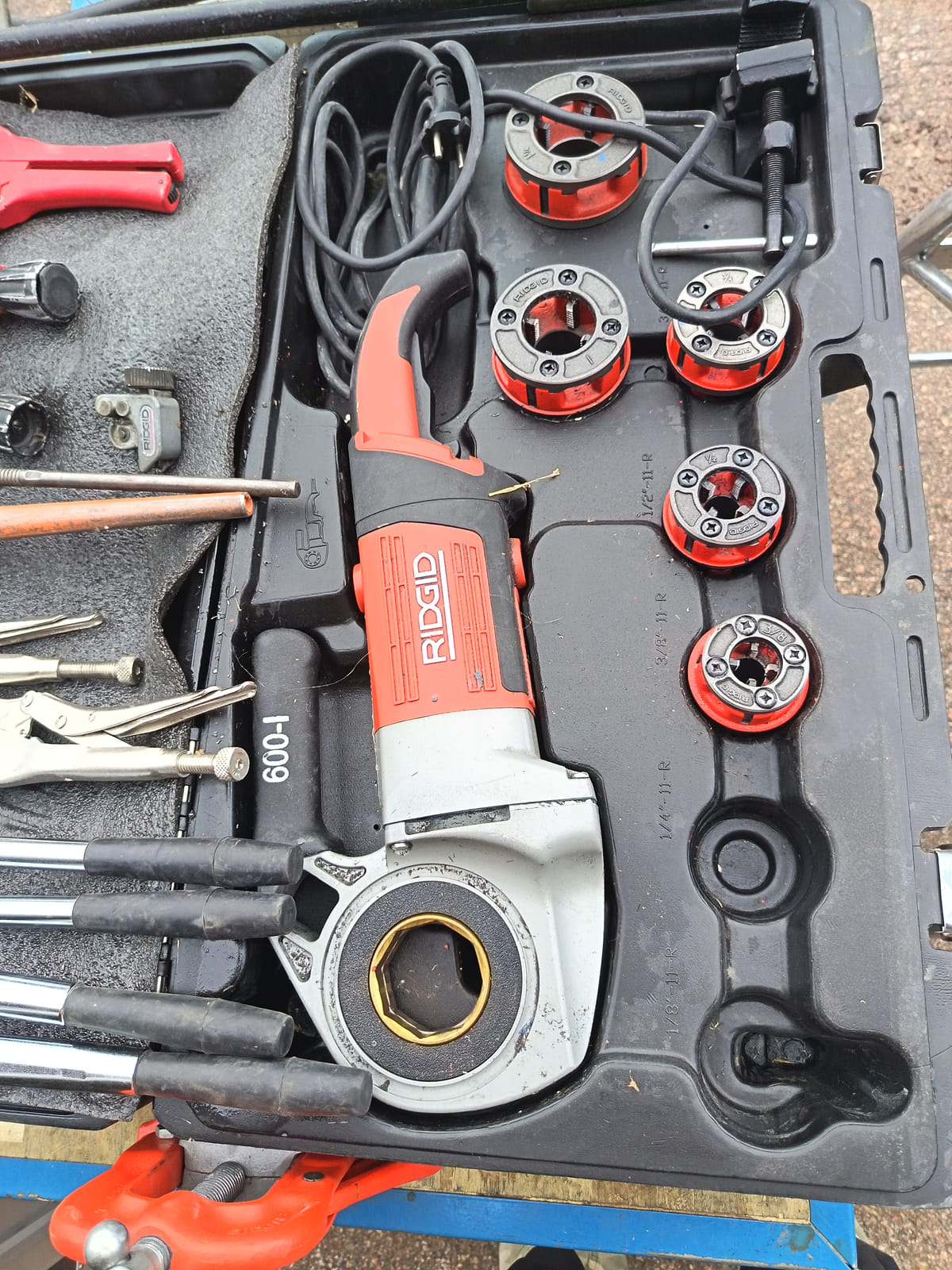 RIDGID 600-I kierrekone, putkityökalut ja AMA putkihitsausteline – konkurssihuutokauppa – LVI-Palvelu Hämäläinen Oy (3358928-8) konkurssipesä