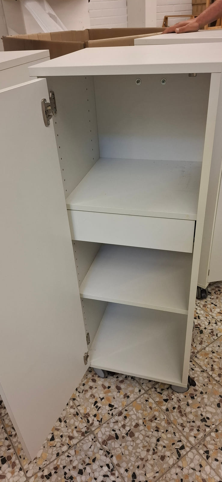 Esa T Tiainen Oy (2820807-3) konkurssipesä. Duba säilytyskaapit pyörillä 12kpl