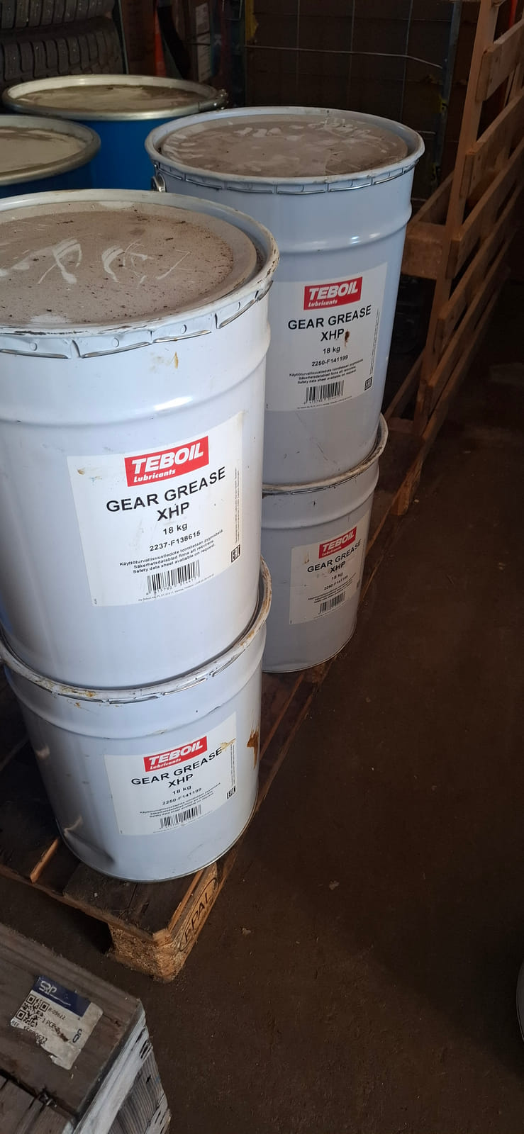 Konkurssihuutokaupassa Voitelurasvaa 4x18kg. KoHu-Works Oy (3127463-7) konkurssipesä