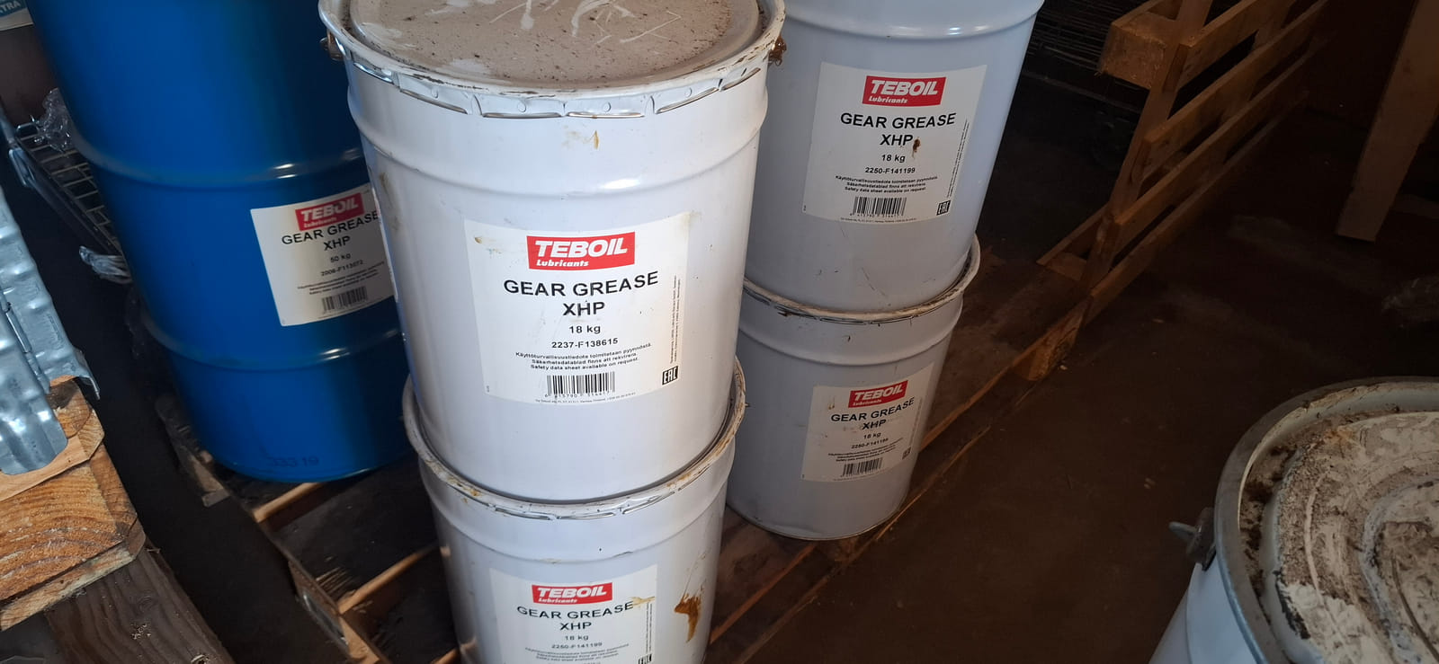 Konkurssihuutokaupassa Voitelurasvaa 4x18kg. KoHu-Works Oy (3127463-7) konkurssipesä