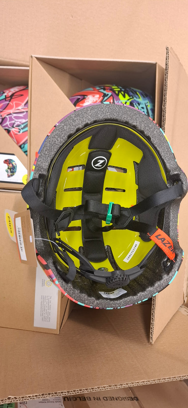 konkurssihuutokaupassa Lazer Armor 2.0 MIPS -pyöräilykypäriä (m). Esa T Tiainen Oy (2820807-3) konkurssipesä