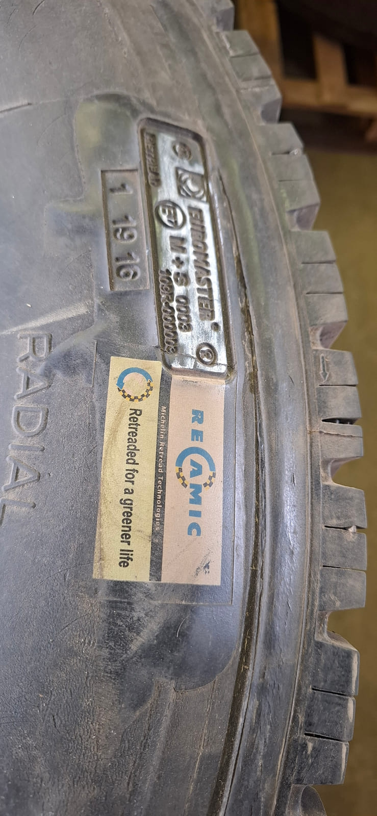 Kuorma-auton renkaat Erä12. MPT-Jakelu Oy konkurssipesä (2680888-4)
