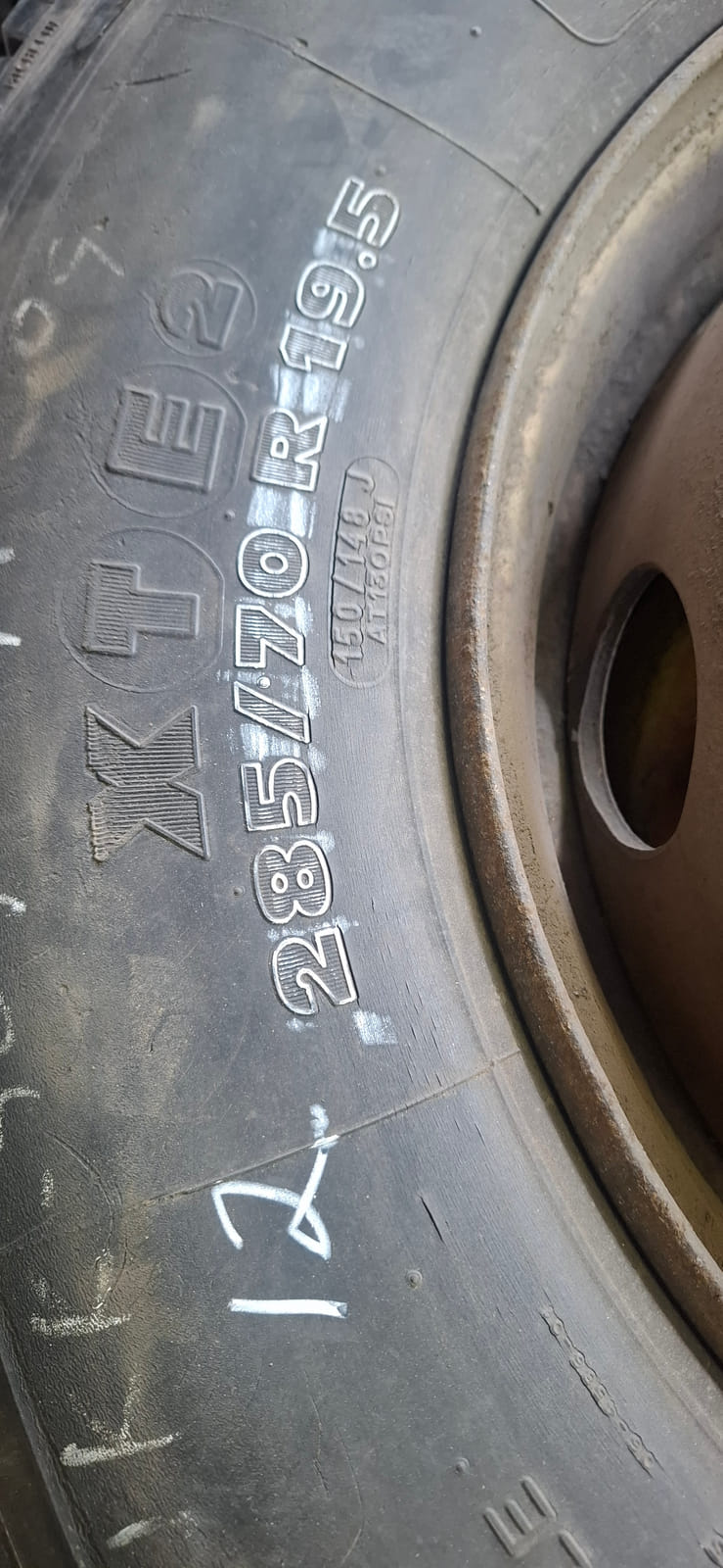 Kuorma-auton renkaat Erä12. MPT-Jakelu Oy konkurssipesä (2680888-4)