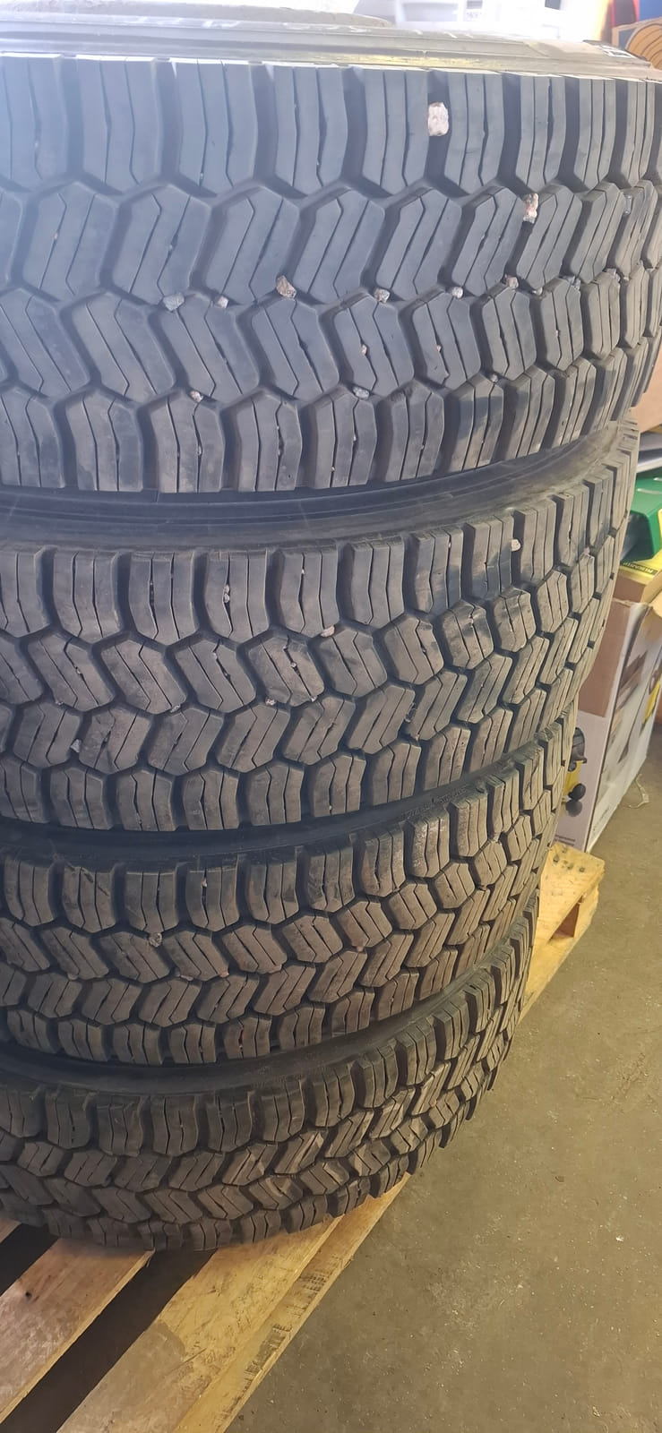 Kuorma-auton renkaat Erä12. MPT-Jakelu Oy konkurssipesä (2680888-4)