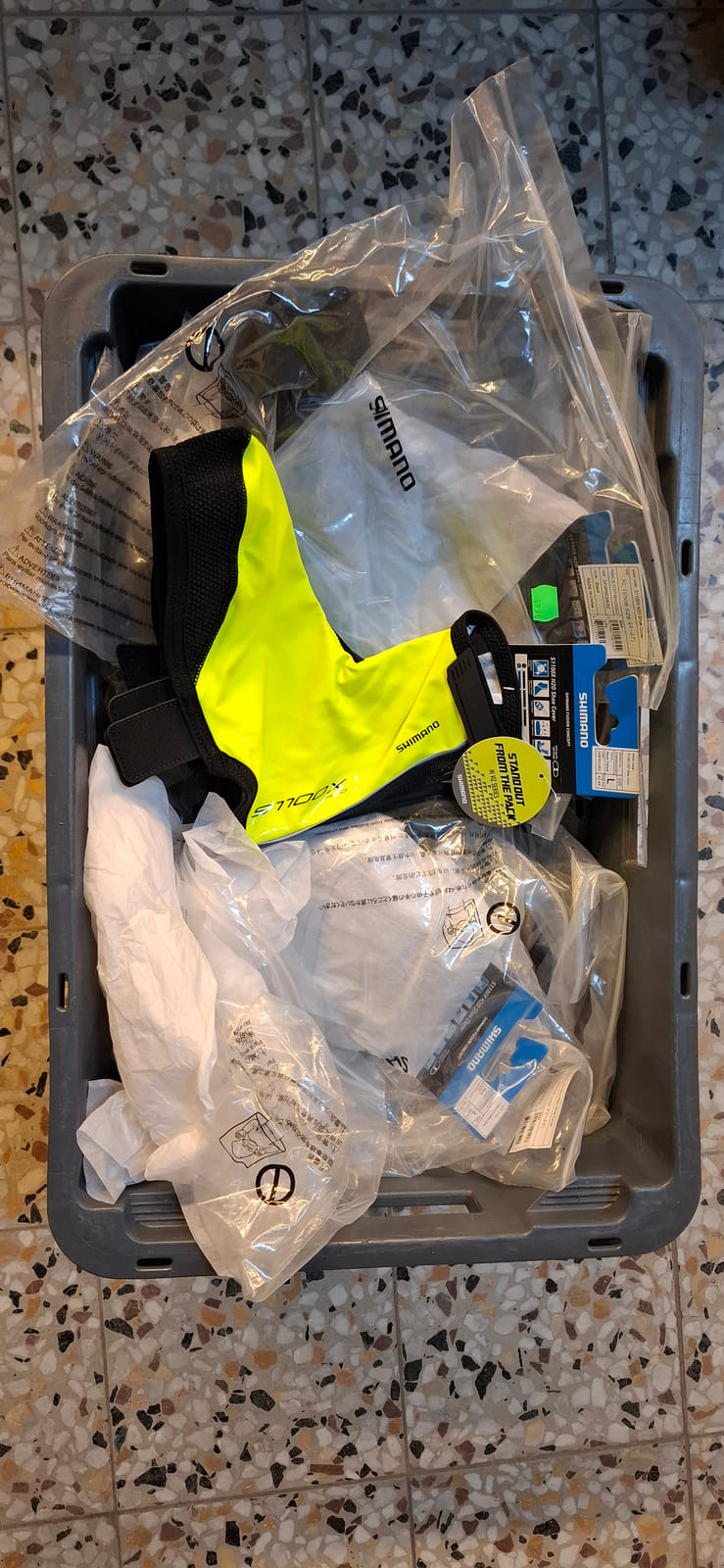 konkurssihuutokaupassa Polkupyörätarviketta ja vaatetta.