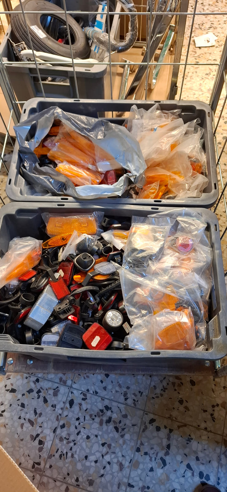 konkurssihuutokaupassa Polkupyörätarviketta ja vaatetta.