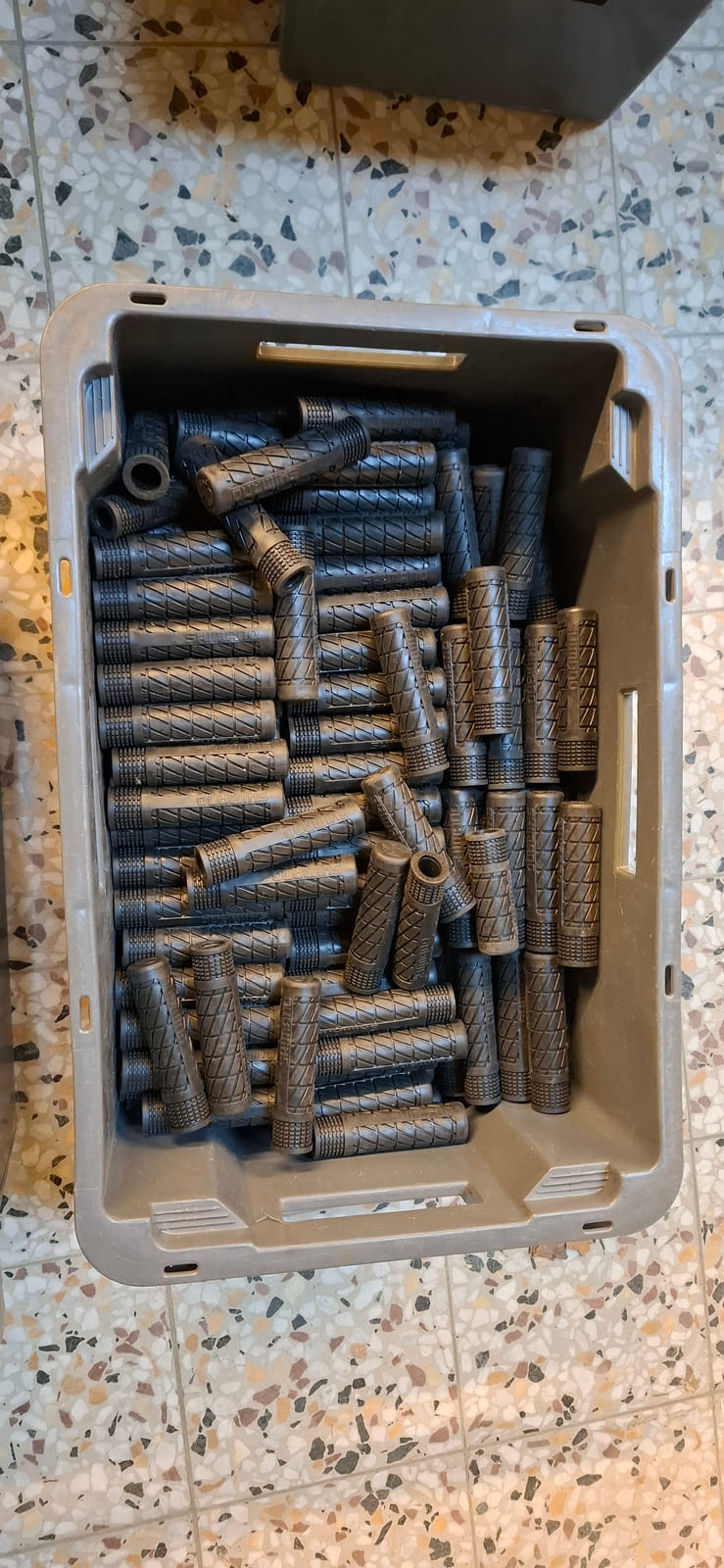 konkurssihuutokaupassa Polkupyörätarviketta ja vaatetta.