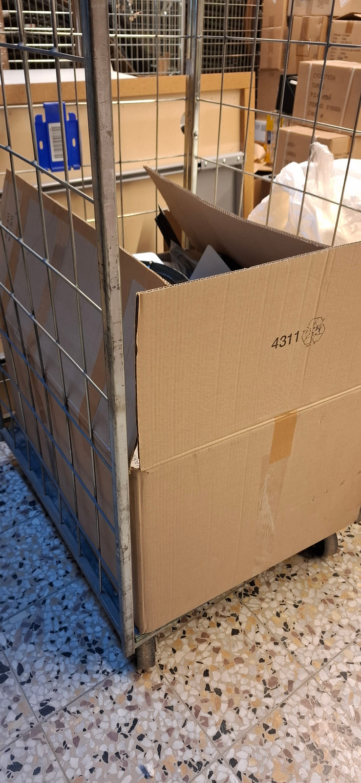 konkurssihuutokaupassa Polkupyörätarviketta ja vaatetta.