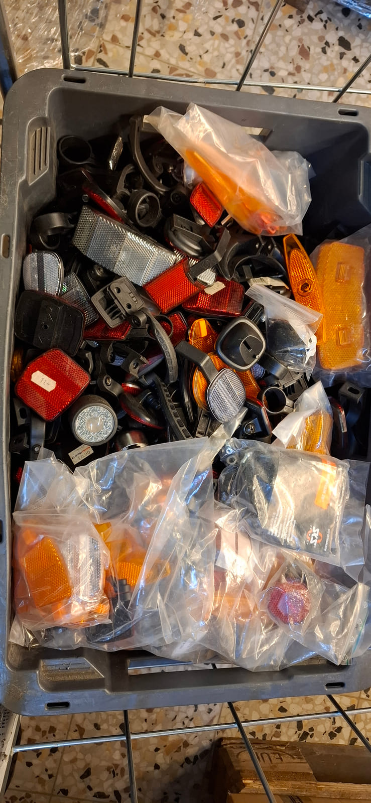 konkurssihuutokaupassa Polkupyörätarviketta ja vaatetta.
