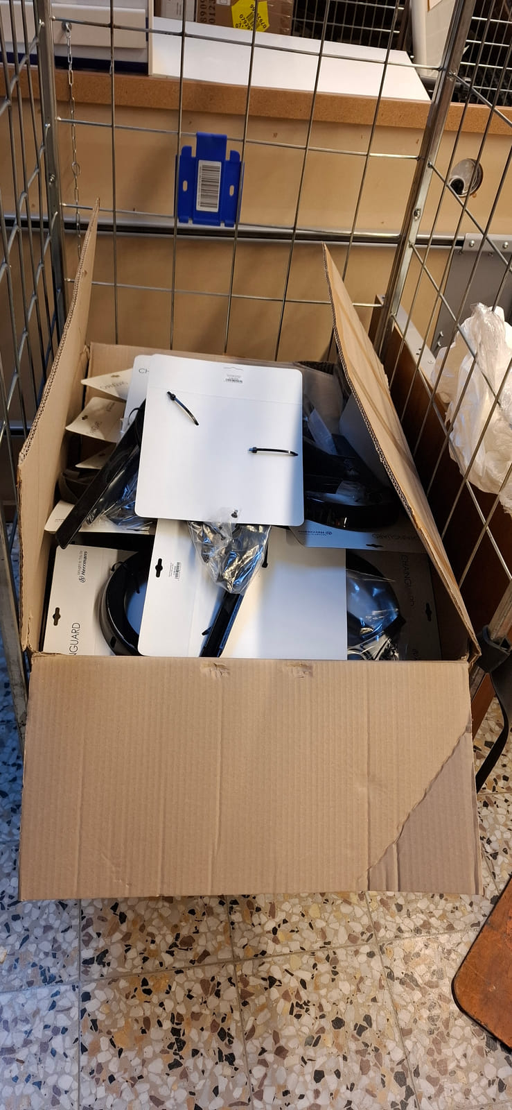 konkurssihuutokaupassa Polkupyörätarviketta ja vaatetta.