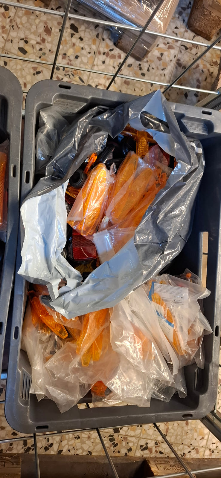 konkurssihuutokaupassa Polkupyörätarviketta ja vaatetta.
