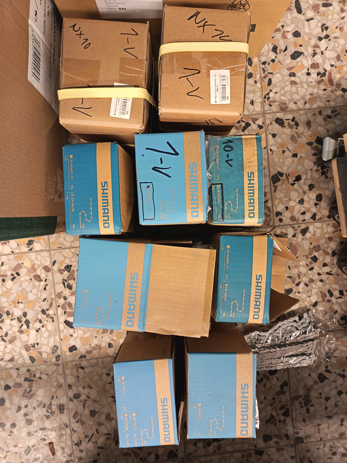 konkurssihuutokaupassa Erä Shimano-takarataspakkoja, polkupyörän ketjuja ja Taya-ketjulukkoja. Esa T Tiainen Oy Oy (2820807-3) konkurssipesä