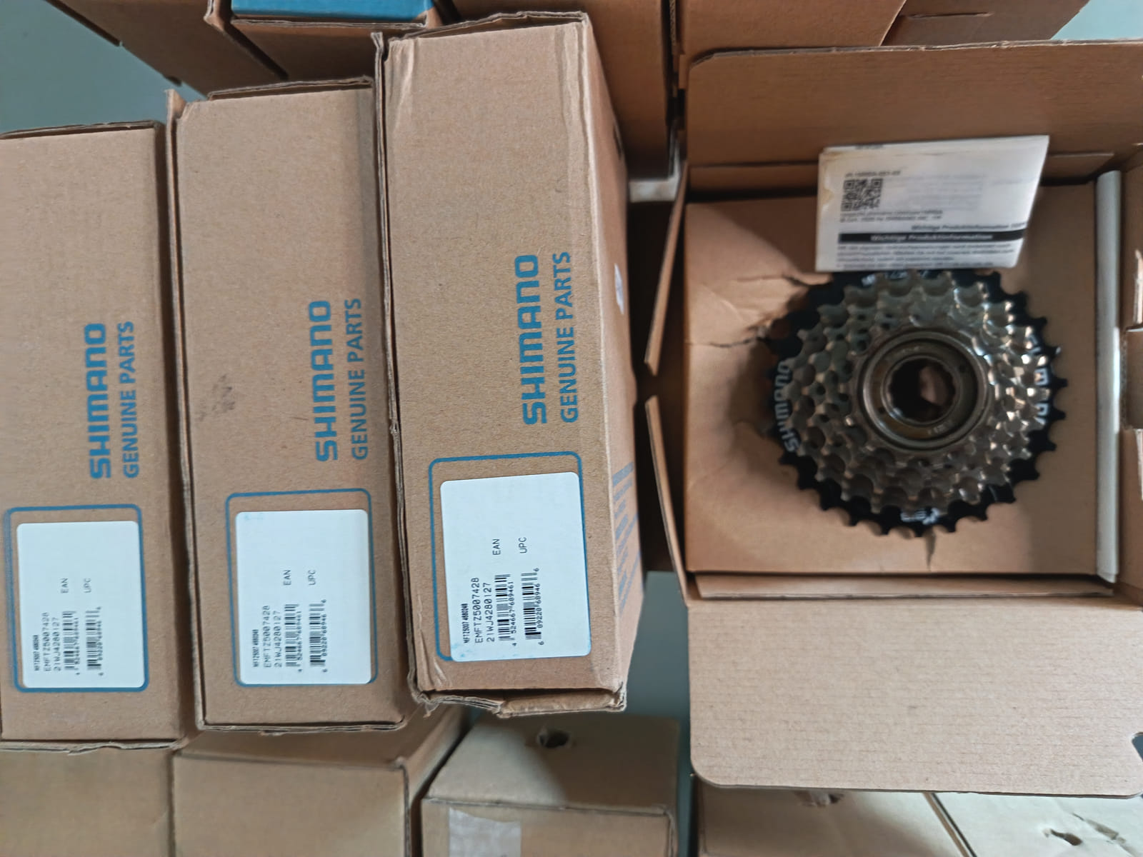 konkurssihuutokaupassa Erä Shimano-napavaihteiden sisäosia, Alfine-vaihdenapa ja kierrepakkoja. Esa T Tiainen Oy  Oy (2820807-3) konkurssipesä
