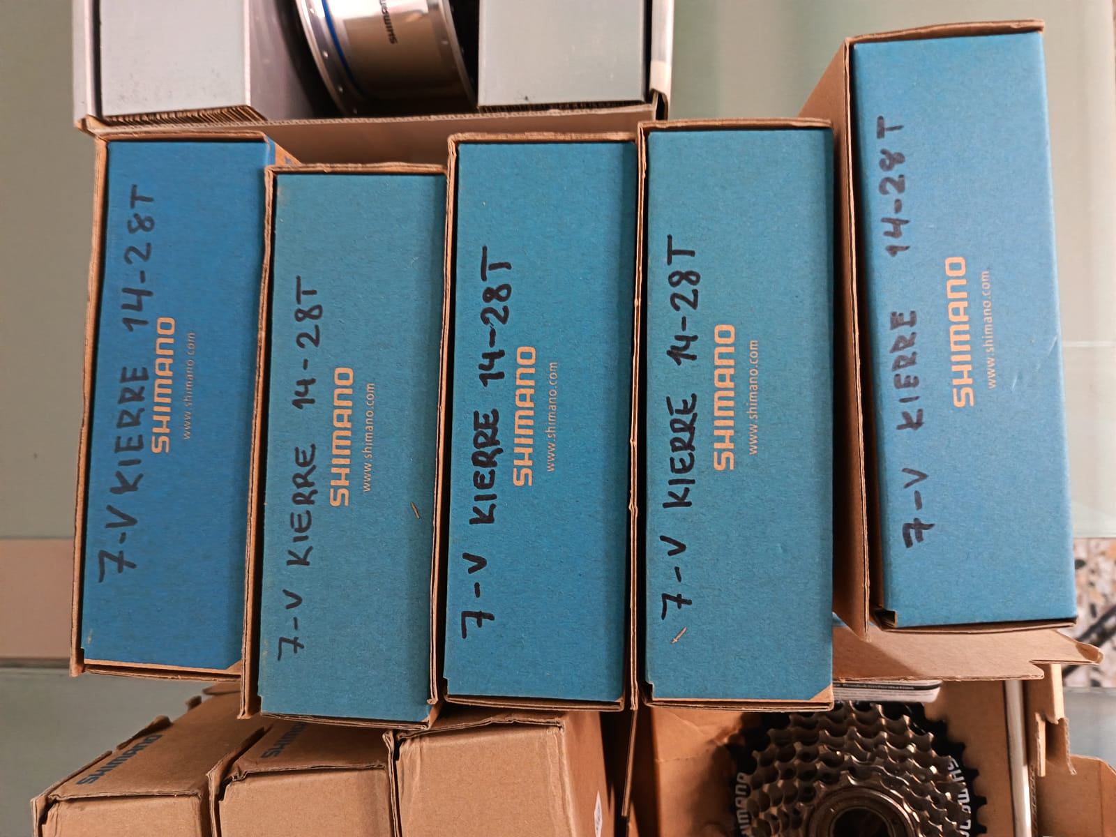 konkurssihuutokaupassa Erä Shimano-napavaihteiden sisäosia, Alfine-vaihdenapa ja kierrepakkoja. Esa T Tiainen Oy  Oy (2820807-3) konkurssipesä