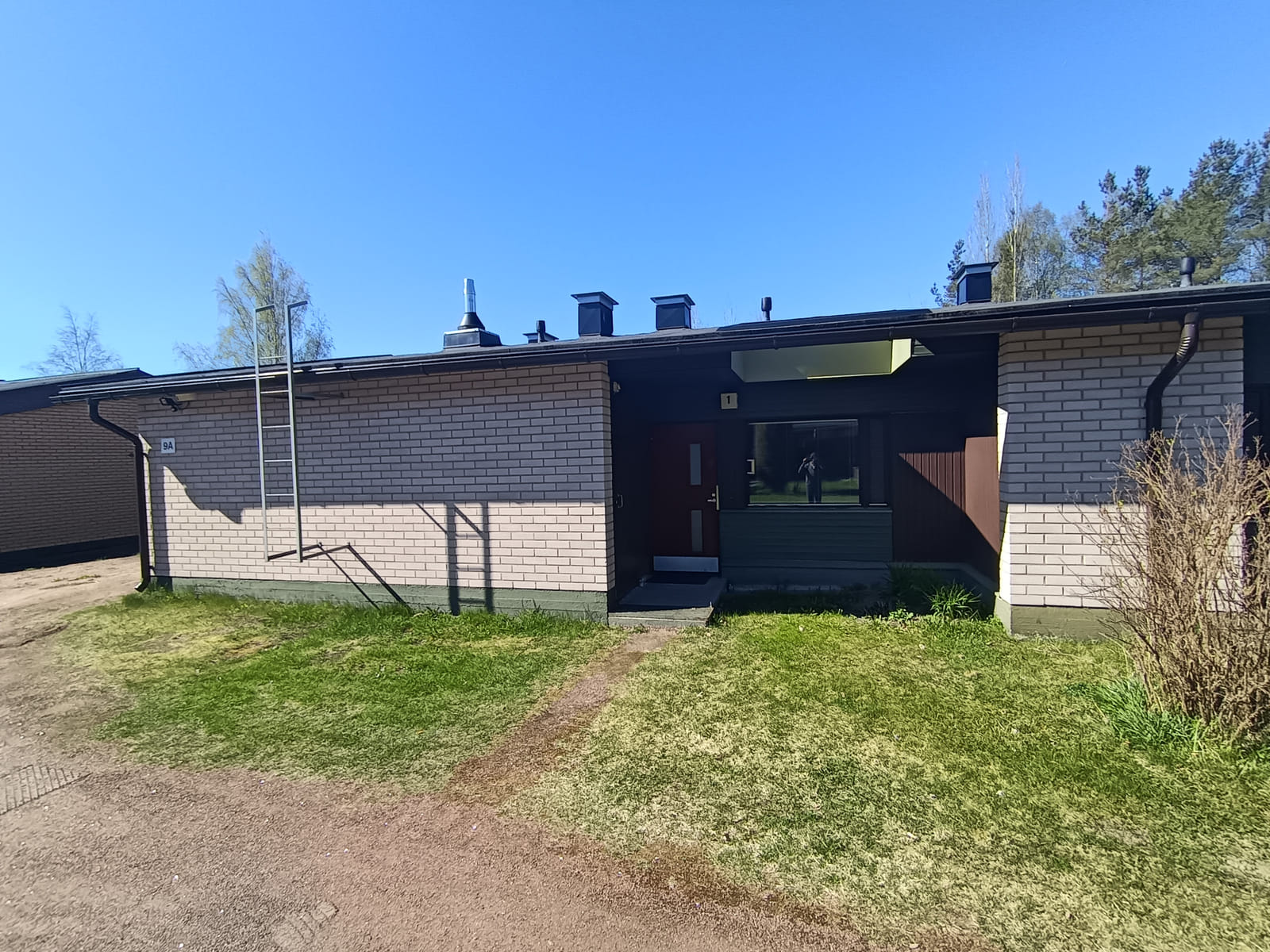 Rivitaloasunto, Nummisuutarinkatu 9, Kotka. HMJV Invest Oy -konkurssipesä (2814261-7)