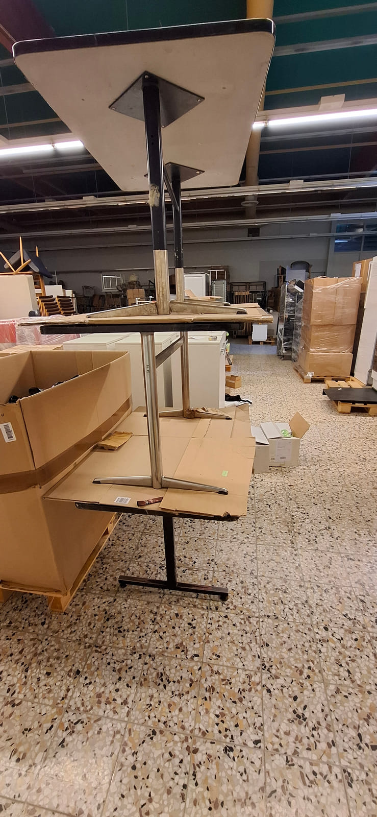 Esa T Tiainen Oy (2820807-3) konkurssipesä. Pöytiä 3kpl