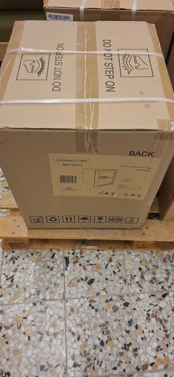 Esa T Tiainen Oy (2820807-3) konkurssipesä. Scandomestic Compact Cube -minijääkaappi