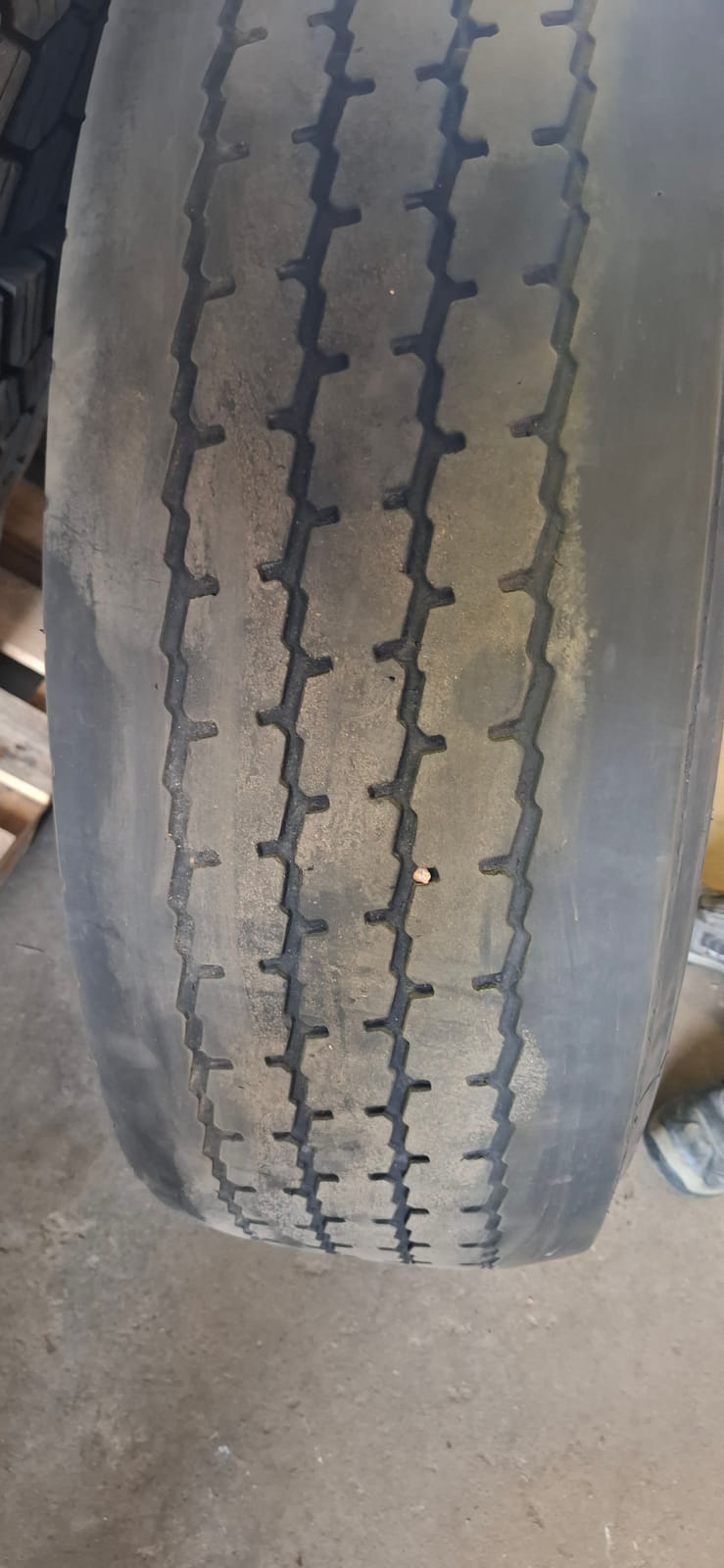 Kuorma-auton renkaat Erä16. MPT-Jakelu Oy konkurssipesä (2680888-4)