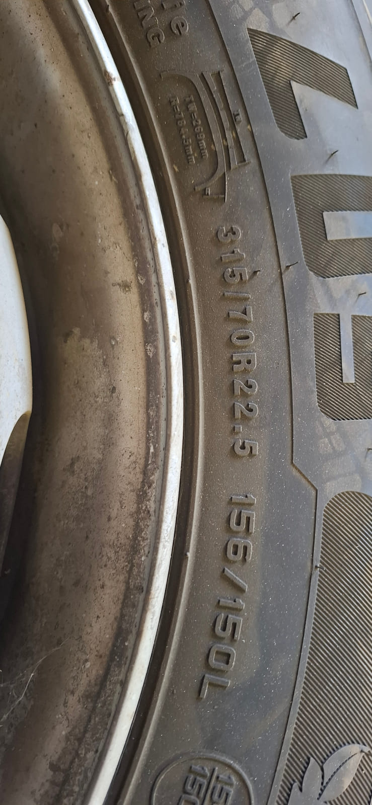 Kuorma-auton renkaat Erä16. MPT-Jakelu Oy konkurssipesä (2680888-4)