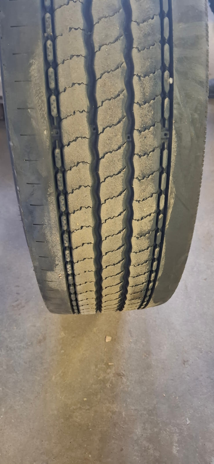 Kuorma-auton renkaat Erä16. MPT-Jakelu Oy konkurssipesä (2680888-4)