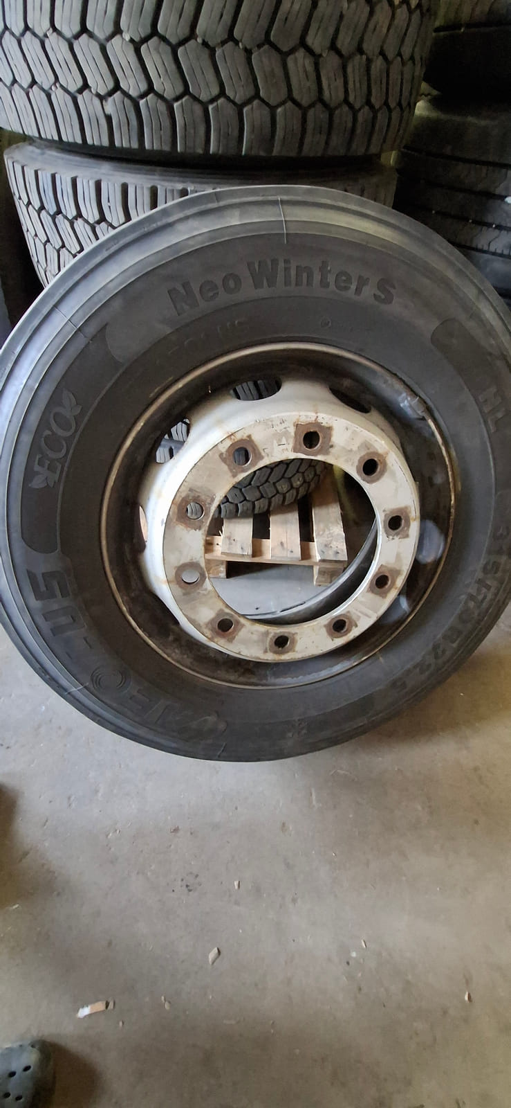 Kuorma-auton renkaat Erä16. MPT-Jakelu Oy konkurssipesä (2680888-4)
