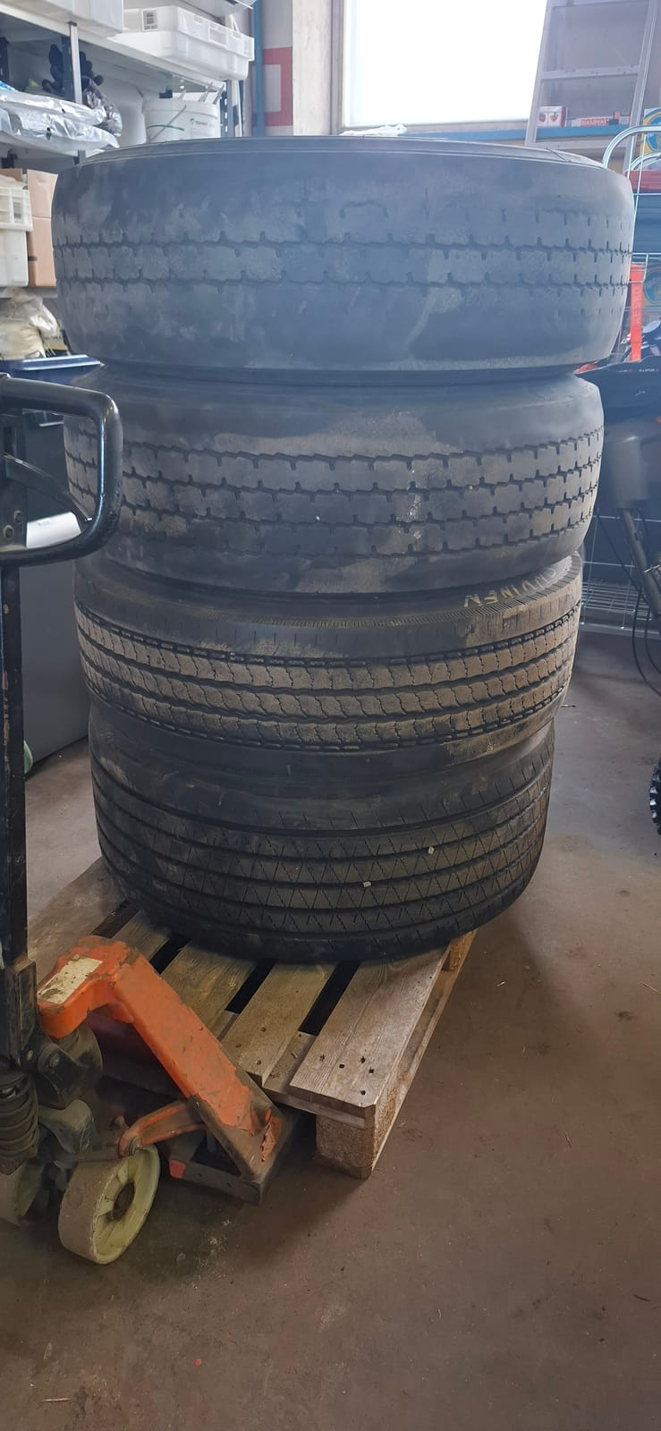 Kuorma-auton renkaat Erä16. MPT-Jakelu Oy konkurssipesä (2680888-4)