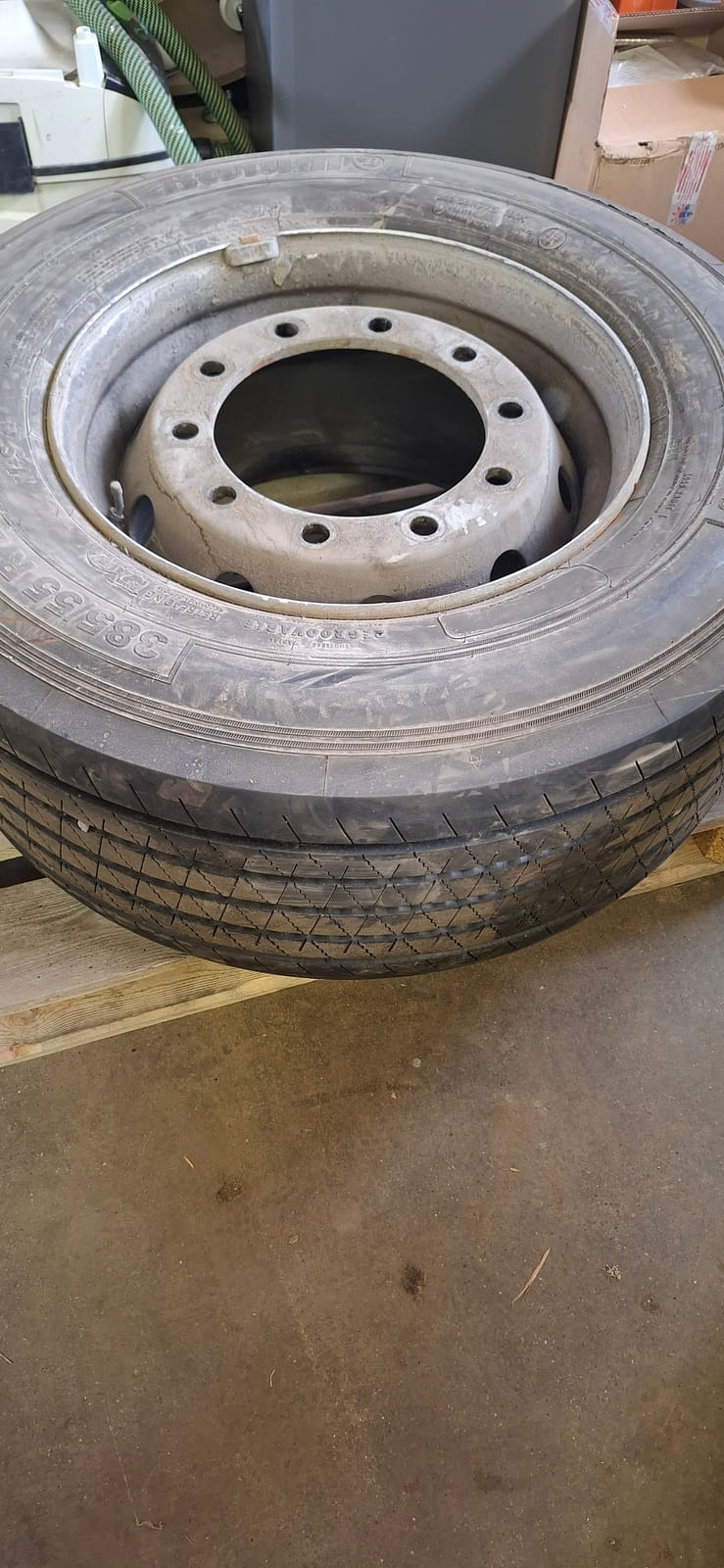 Kuorma-auton renkaat Erä16. MPT-Jakelu Oy konkurssipesä (2680888-4)