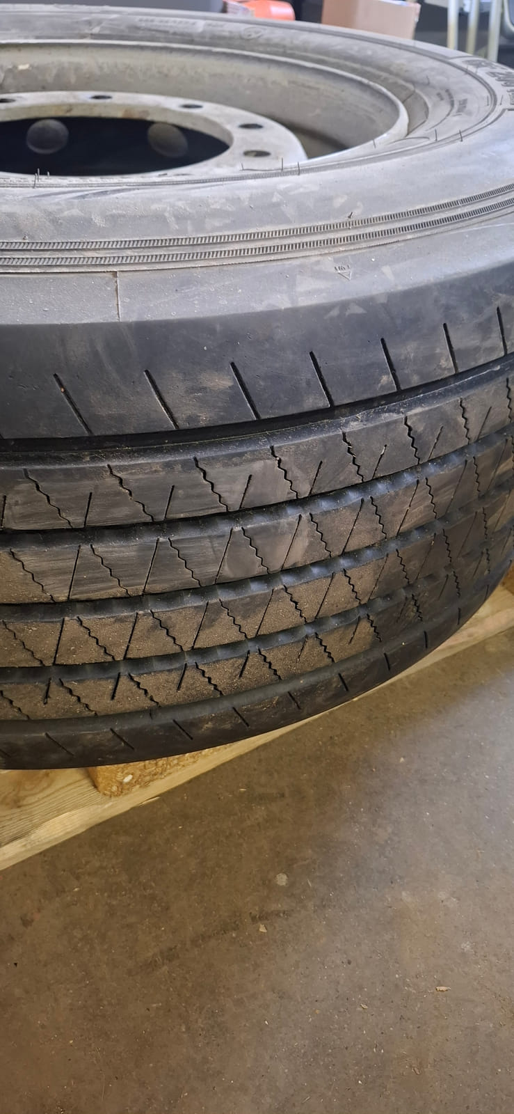 Kuorma-auton renkaat Erä16. MPT-Jakelu Oy konkurssipesä (2680888-4)