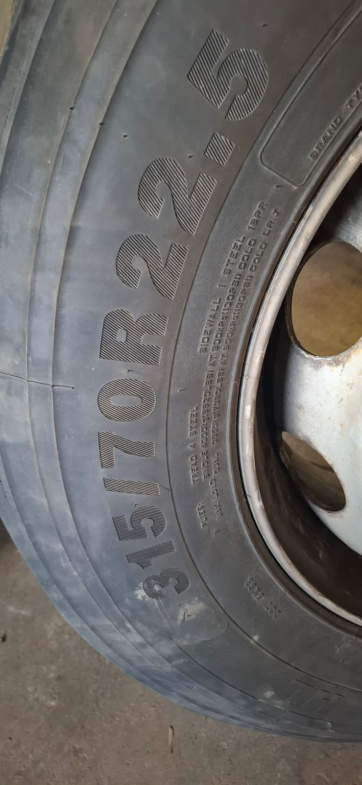 Kuorma-auton renkaat Erä16. MPT-Jakelu Oy konkurssipesä (2680888-4)
