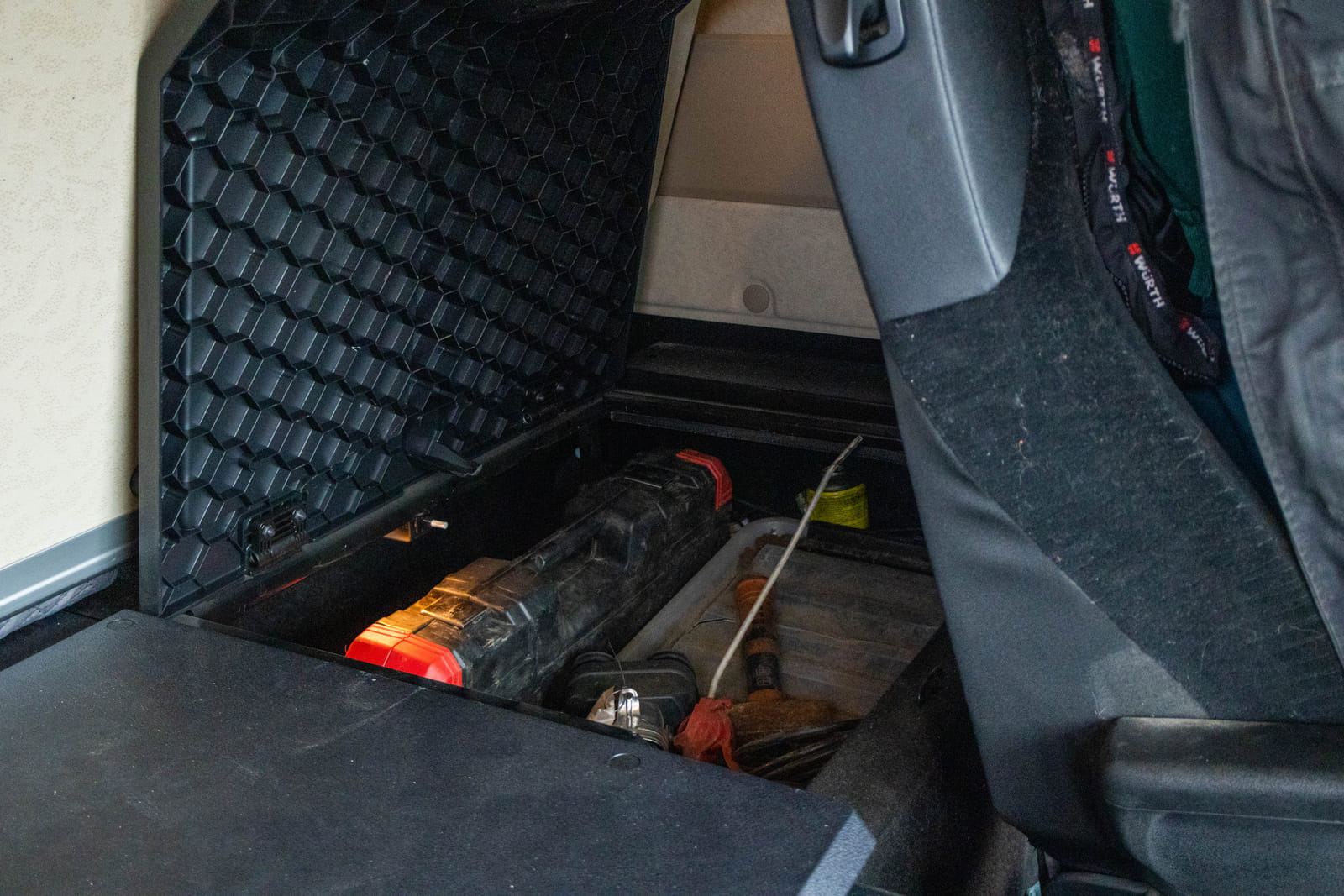 Mercedes-Benz Actros -kuorma-auto (MOO-354), MPT-Jakelu Oy konkurssipesä (2680888-4)