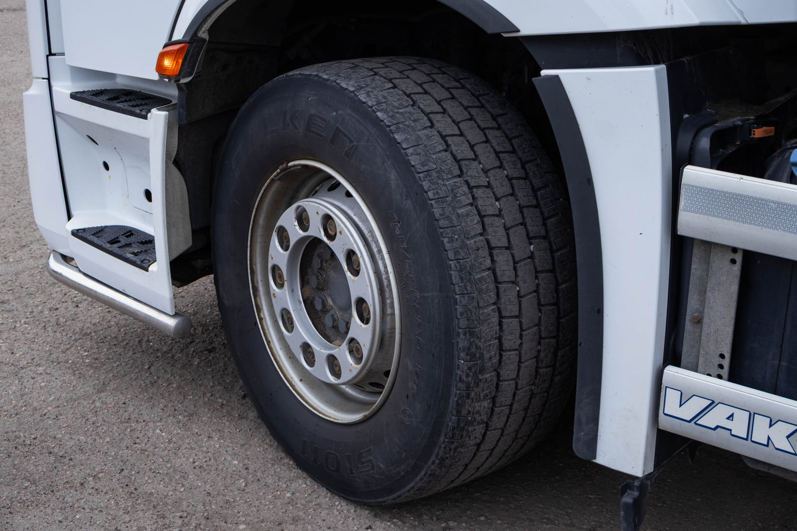 Mercedes-Benz Actros -kuorma-auto (MOO-354), MPT-Jakelu Oy konkurssipesä (2680888-4)