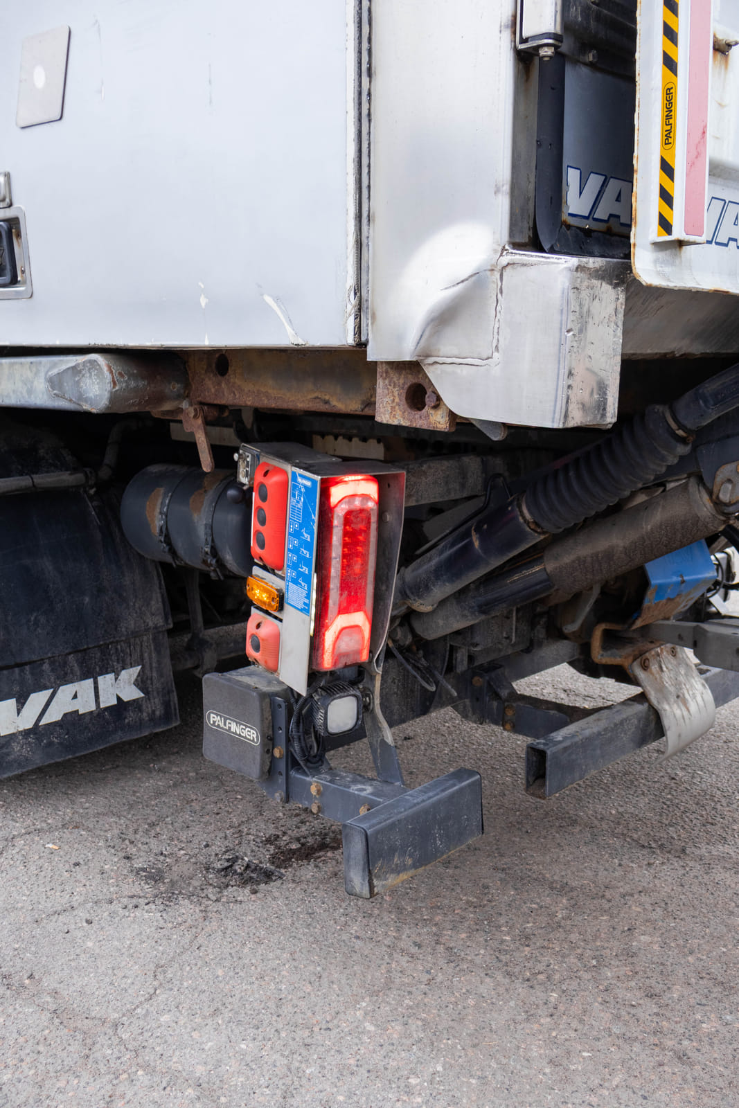 Mercedes-Benz Actros -kuorma-auto (MOO-354), MPT-Jakelu Oy konkurssipesä (2680888-4)
