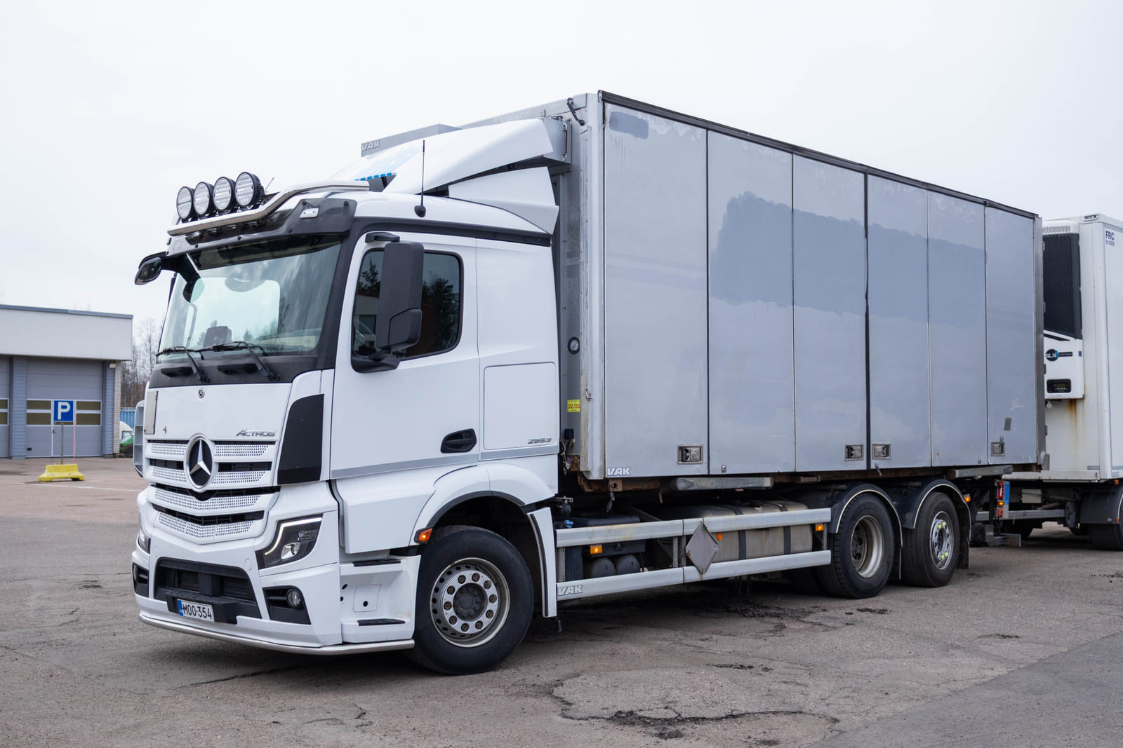 Mercedes-Benz Actros -kuorma-auto (MOO-354), MPT-Jakelu Oy konkurssipesä (2680888-4)