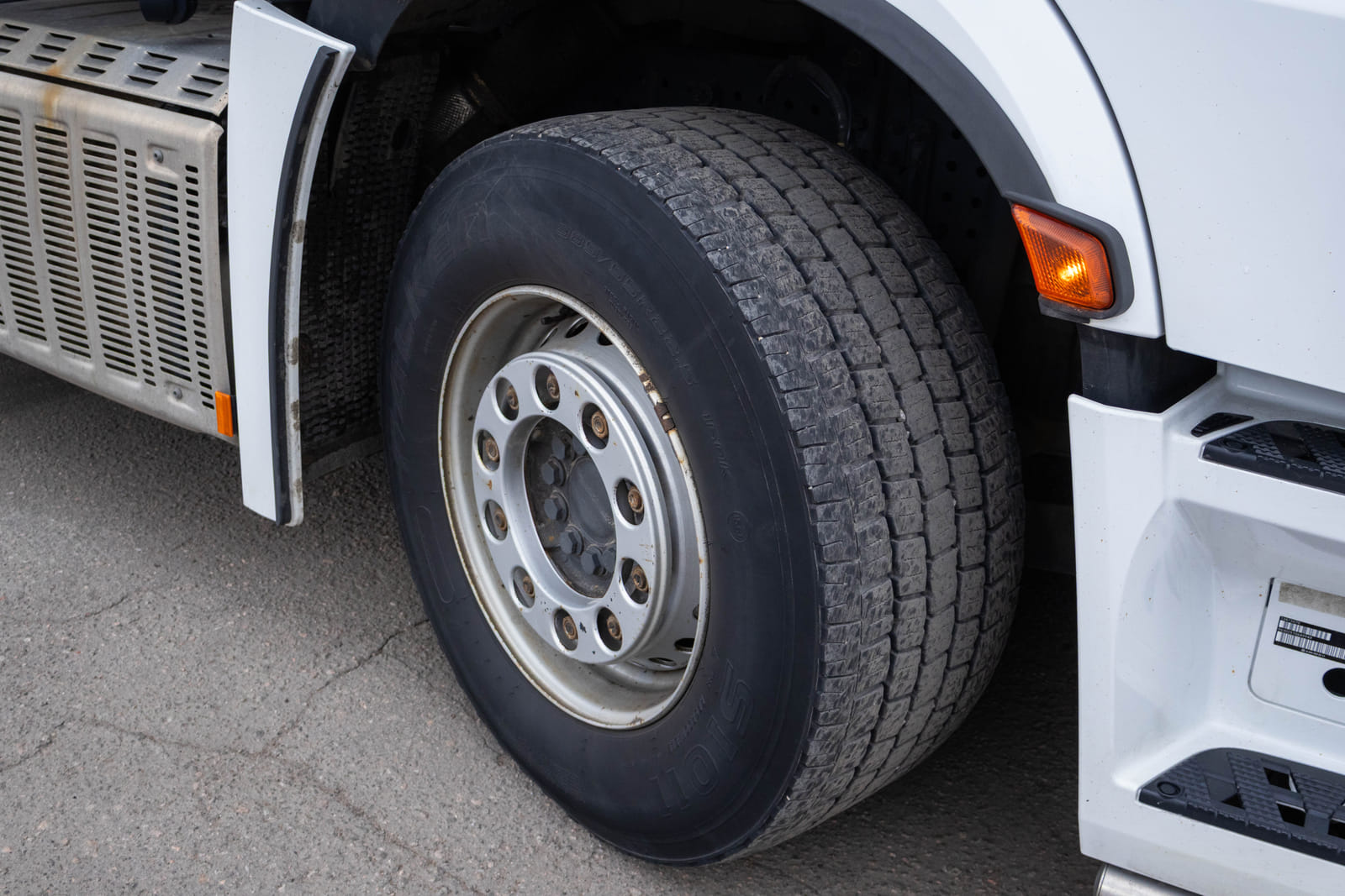 Mercedes-Benz Actros -kuorma-auto (MOO-354), MPT-Jakelu Oy konkurssipesä (2680888-4)