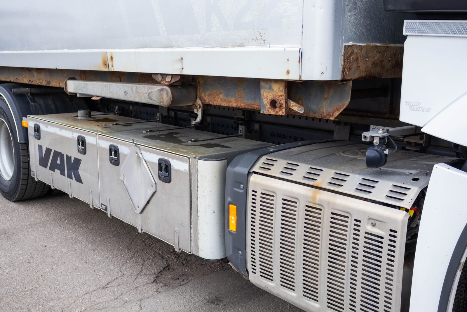 Mercedes-Benz Actros -kuorma-auto (MOO-354), MPT-Jakelu Oy konkurssipesä (2680888-4)