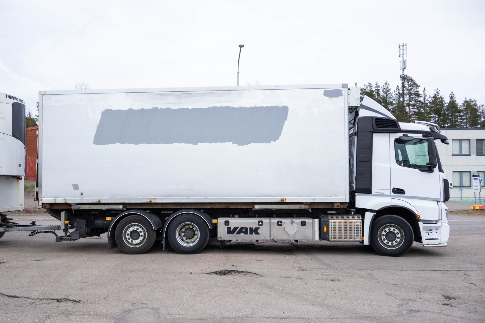 Mercedes-Benz Actros -kuorma-auto (MOO-354), MPT-Jakelu Oy konkurssipesä (2680888-4)