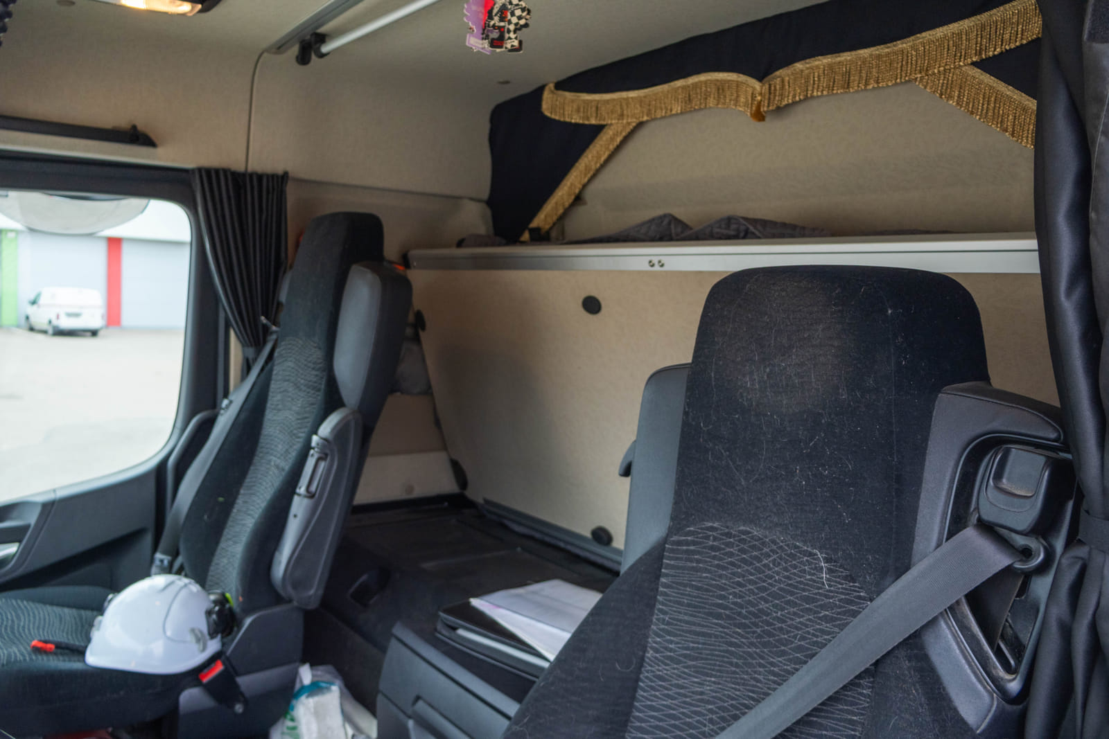 Mercedes-Benz Actros -kuorma-auto (MOO-354), MPT-Jakelu Oy konkurssipesä (2680888-4)