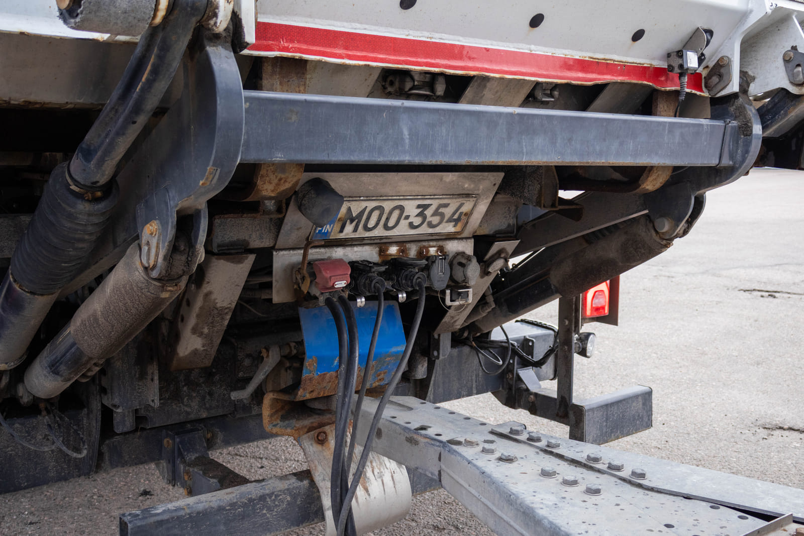 Mercedes-Benz Actros -kuorma-auto (MOO-354), MPT-Jakelu Oy konkurssipesä (2680888-4)