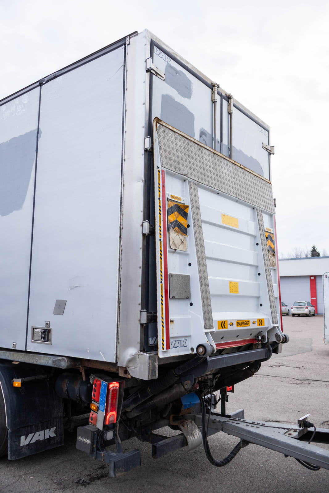 Mercedes-Benz Actros -kuorma-auto (MOO-354), MPT-Jakelu Oy konkurssipesä (2680888-4)