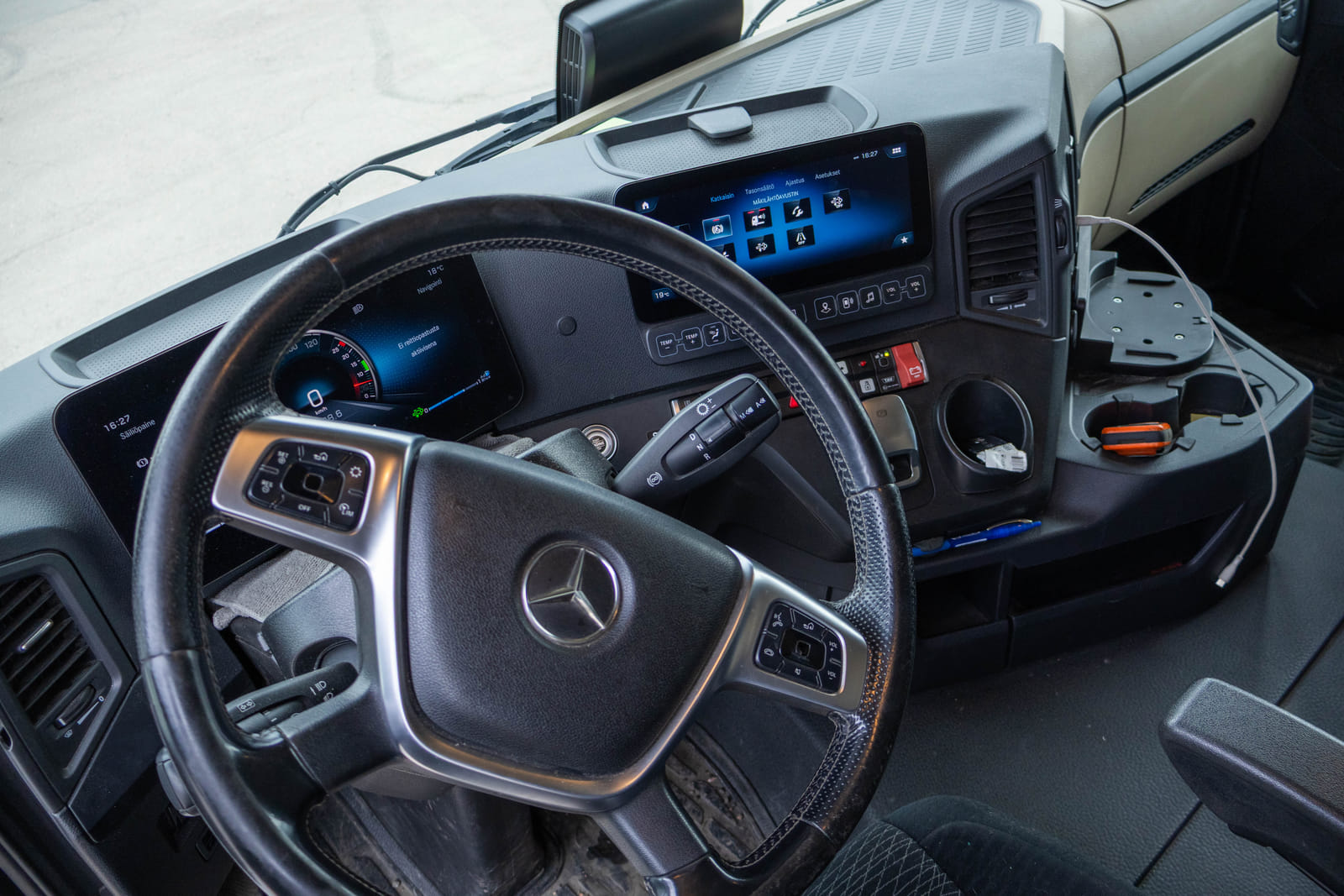 Mercedes-Benz Actros -kuorma-auto (MOO-354), MPT-Jakelu Oy konkurssipesä (2680888-4)