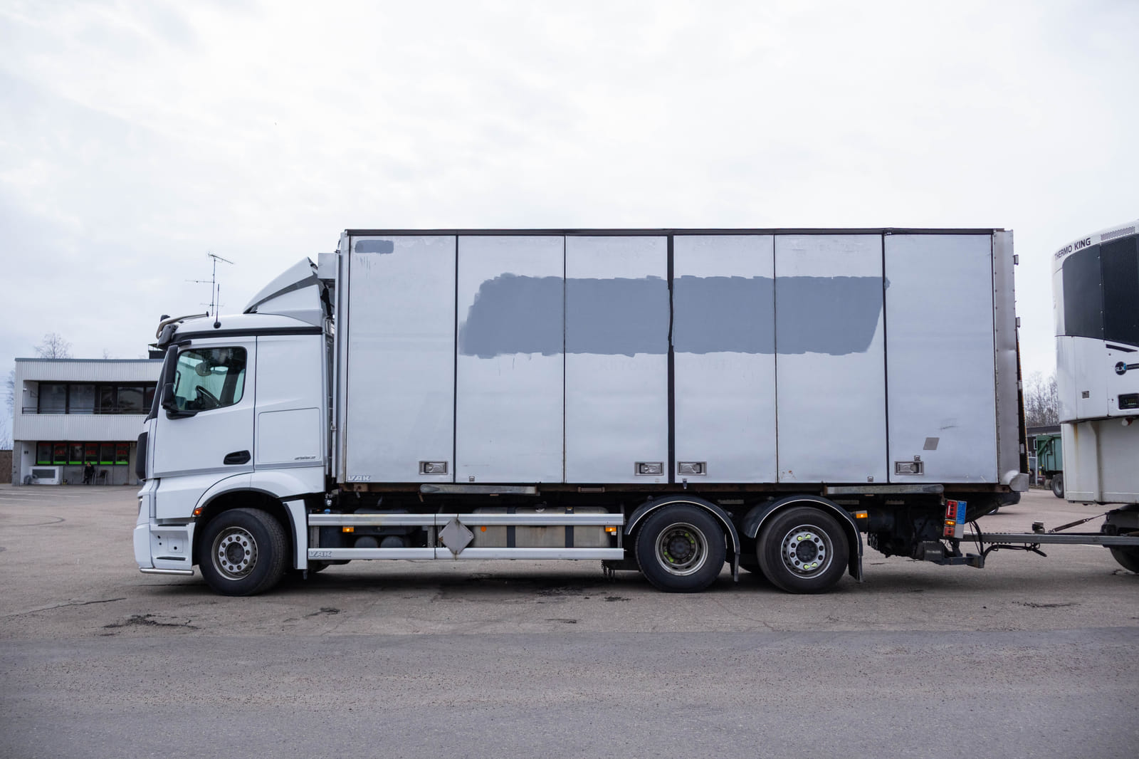 Mercedes-Benz Actros -kuorma-auto (MOO-354), MPT-Jakelu Oy konkurssipesä (2680888-4)