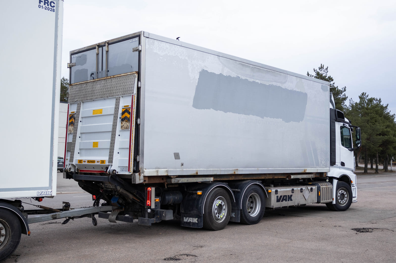 Mercedes-Benz Actros -kuorma-auto (MOO-354), MPT-Jakelu Oy konkurssipesä (2680888-4)