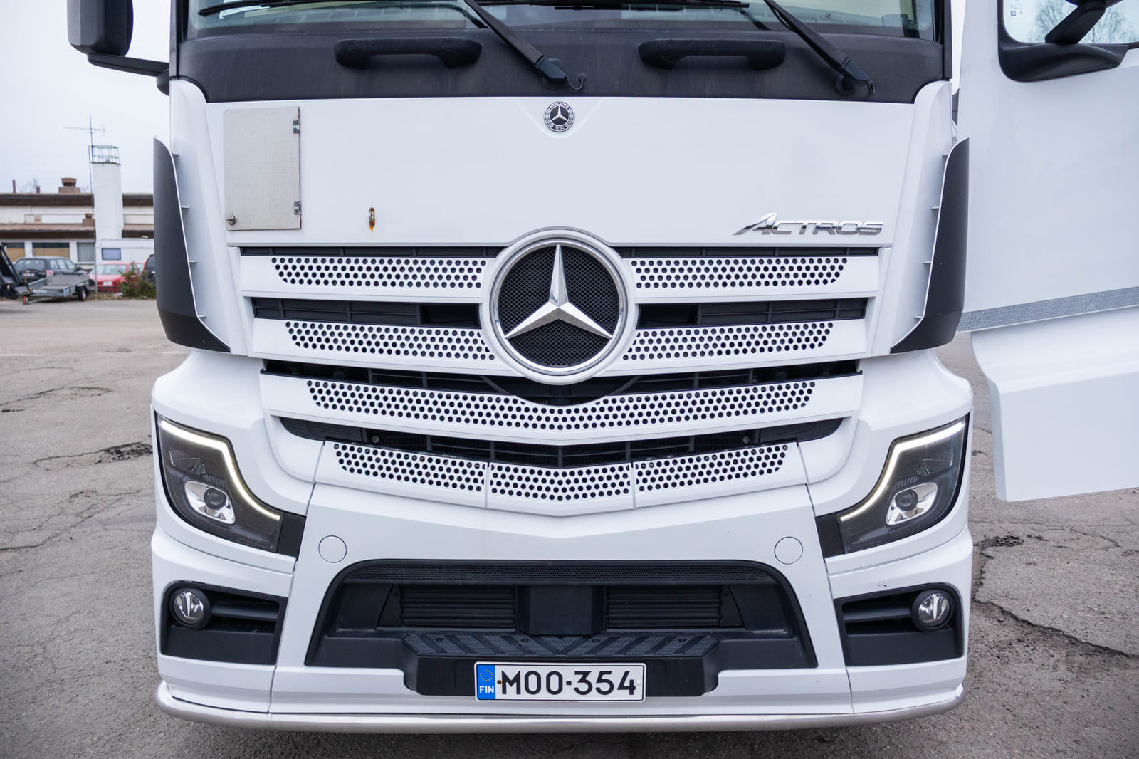 Mercedes-Benz Actros -kuorma-auto (MOO-354), MPT-Jakelu Oy konkurssipesä (2680888-4)