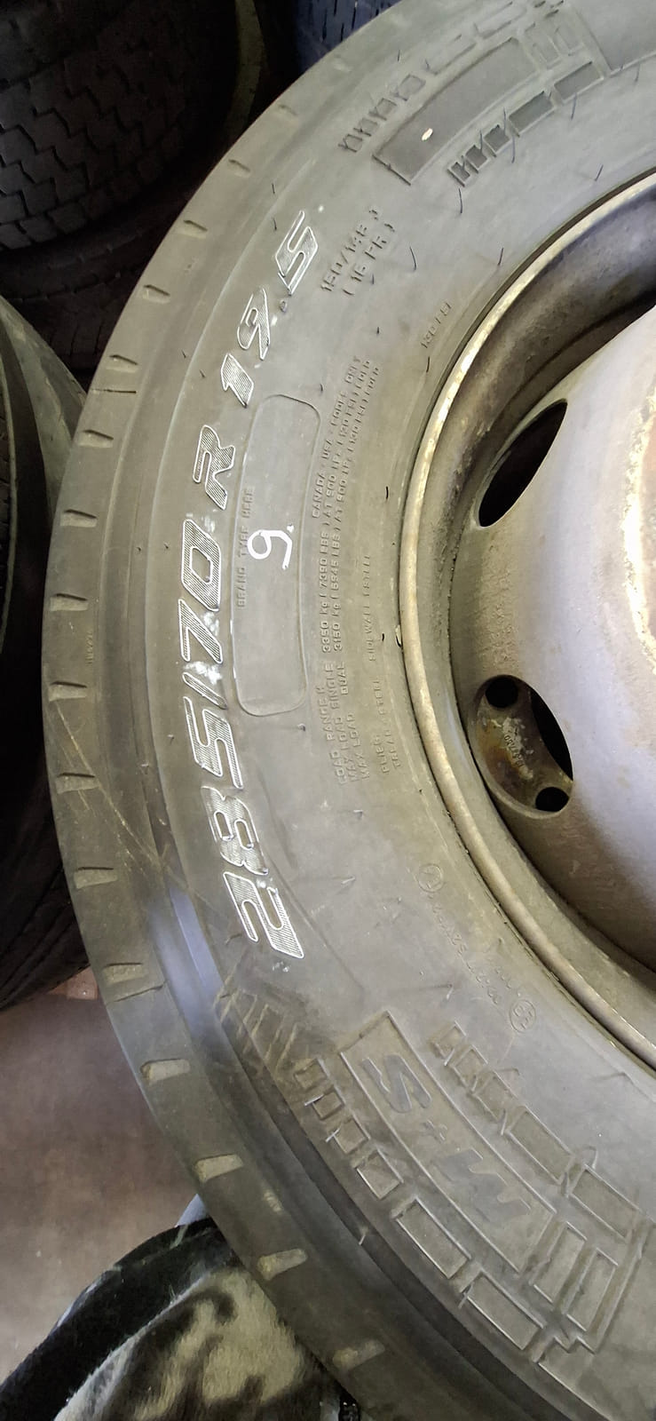 Kuorma-auton renkaat Erä9. MPT-Jakelu Oy konkurssipesä (2680888-4)