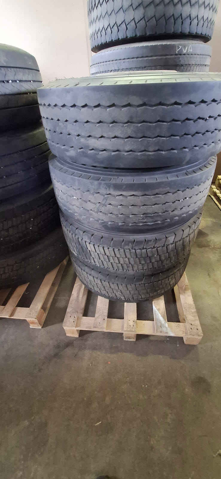 Kuorma-auton renkaat Erä9. MPT-Jakelu Oy konkurssipesä (2680888-4)