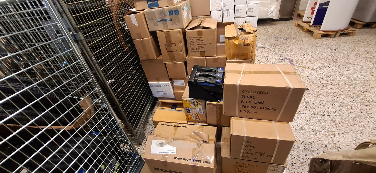 konkurssihuutokaupassa Polkupyörän sisäkumit ja muut tarvikkeet