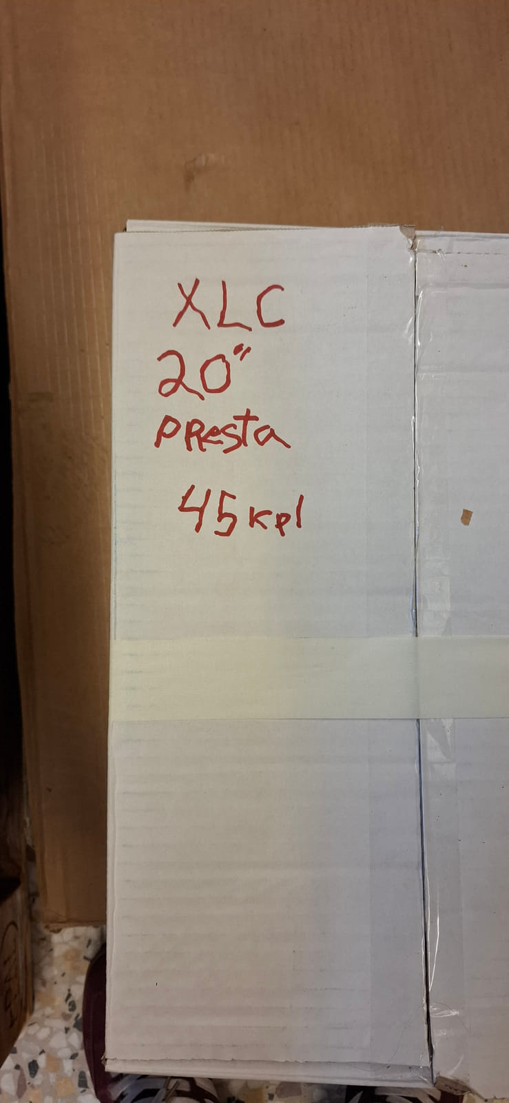 konkurssihuutokaupassa Polkupyörän sisäkumit ja muut tarvikkeet