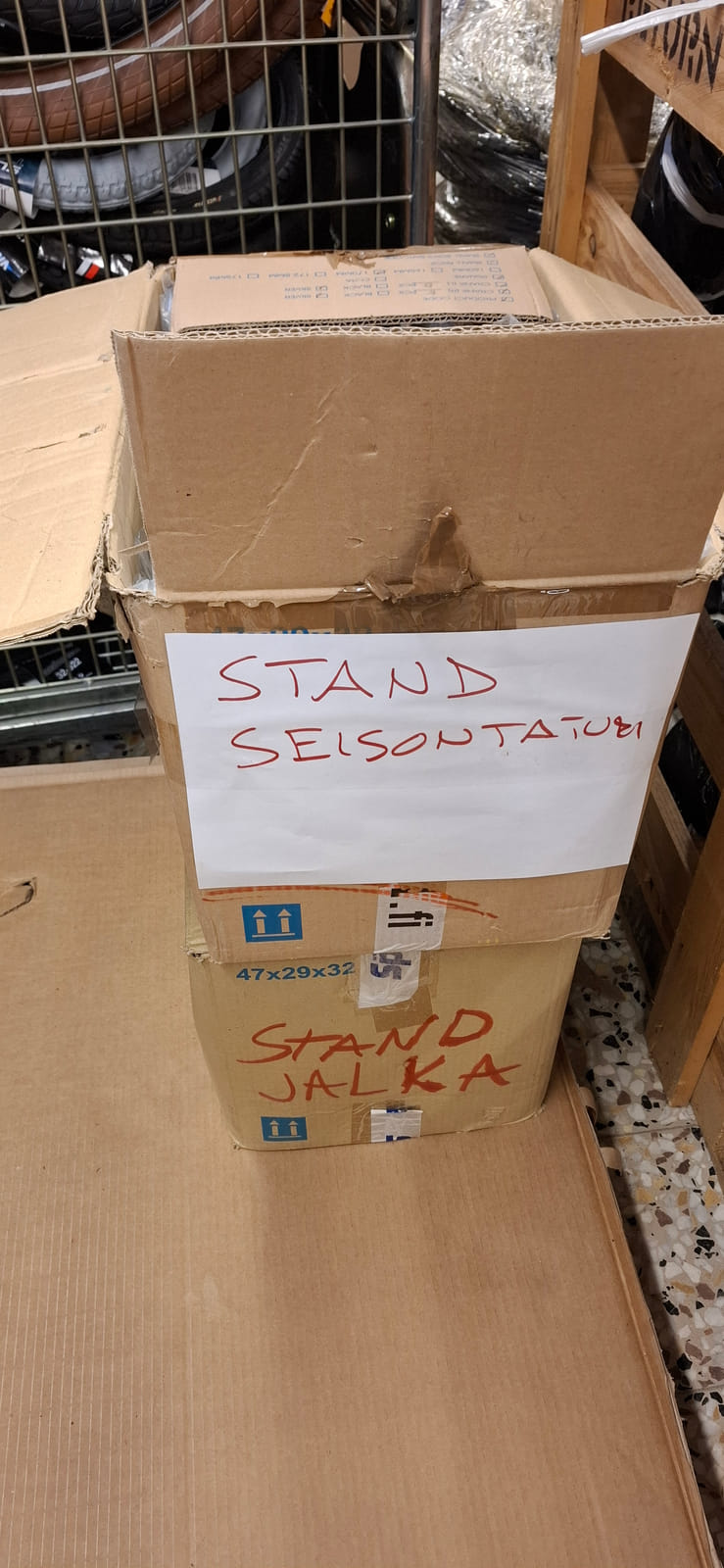 konkurssihuutokaupassa Polkupyörän sisäkumit ja muut tarvikkeet