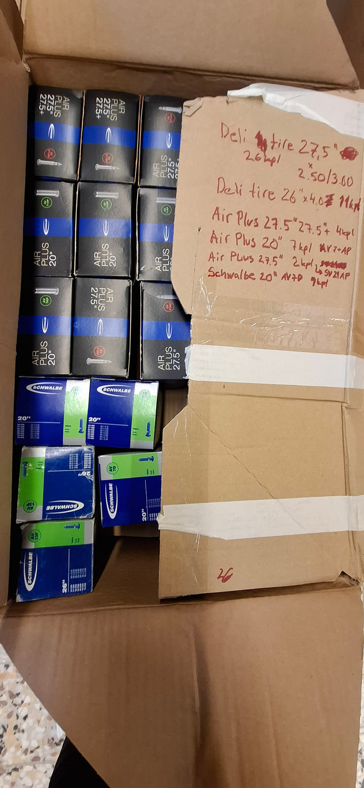 konkurssihuutokaupassa Polkupyörän sisäkumit ja muut tarvikkeet
